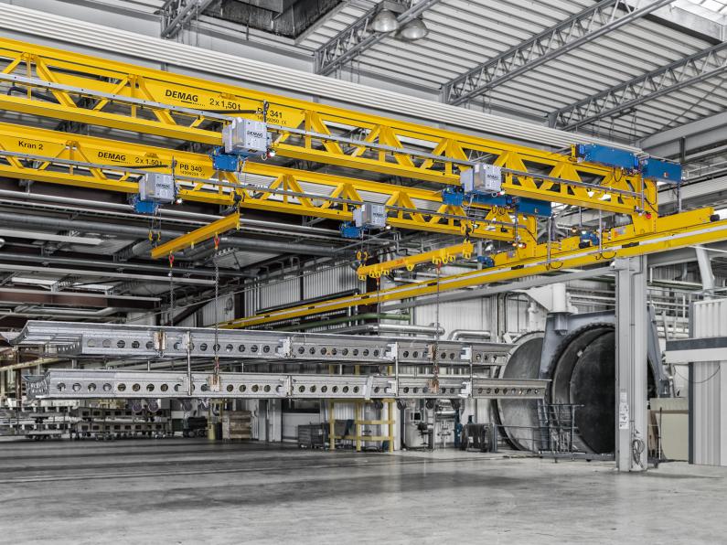 Two cranes, four hoist units