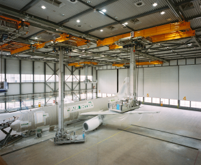   Interlocking suspension cranes for transfer of the telescoping platforms in aircraft painting applications