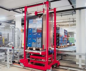 Drive system with RS wheel blocks: distribution carriage for pallets in a store used in the beverages industry