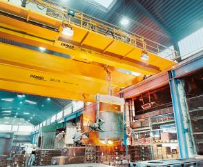   General-purpose cranes in daily operation in the foundry: process cranes are used to transport ladles and for handling mould boxes