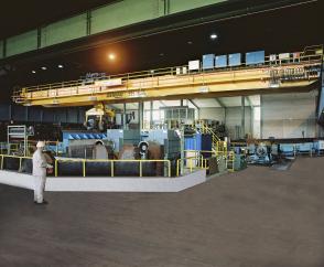   Radio-controlled process crane in manual mode in a roll turning shop operated by a manufacturer of steel profile sections.
