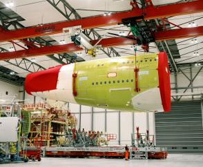   Double-girder suspension crane with four synchronised hoist units for safely handling fuselage sections of the Airbus A380