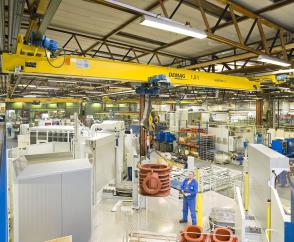 Column-free handling: EKDE suspension crane and DR-Pro rope hoist