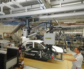 Manipulator crane made of KBK Aluline 180 profile sections to guide manipulators in series vehicle assembly