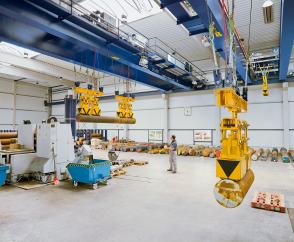 Process cranes with two 8-tonne hoist units and magnet systems in a steel service centre for pre-processing solid steel bar stock