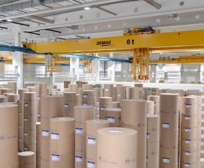 Armazém automatizado de rolos com garra mecânica