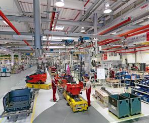 Perfect combination: KBK Aluline cranes operating on runways made of KBK II steel profile sections on an electric forklift assembly line