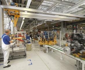 Increased lifting height thanks to raised crab frames on a double-girder suspension crane made of KBK Aluline profile sections