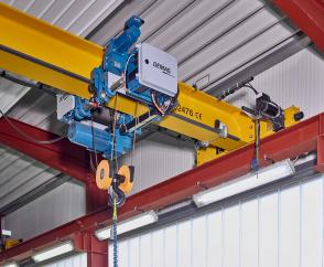 The smart Demag SafeControl system monitors the crane data and supports the crane operator.