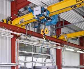 DMR modular rope hoist enables precise positioning of the loads.
