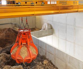 Procesní jeřáby pro tepelné elektrárny spalující dřevo