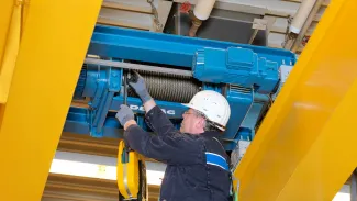 DH-Hoist-with-Service-Tech