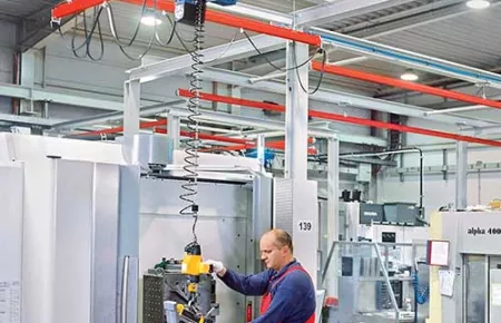 Demag DC chain hoists can be operated with a traditional pendant or radio, but also with the Manulift handle. 
