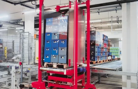 Drive system with RS wheel blocks: distribution carriage for pallets in a store used in the beverages industry