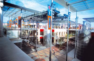 Für die Bewegung eines Dachsegments aus Stahl und Glas in einem Einkaufszentrum sorgen vier synchron laufende Hubwerke DH