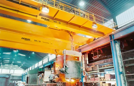   General-purpose cranes in daily operation in the foundry: process cranes are used to transport ladles and for handling mould boxes