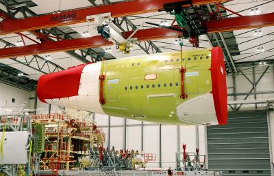   Double-girder suspension crane with four synchronised hoist units for safely handling fuselage sections of the Airbus A380