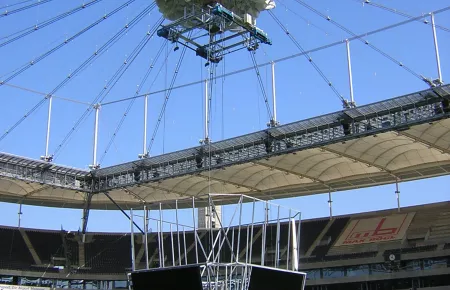 Cuatro polipastos DH sujetan el cubo del vídeo encima del centro del estadio y en caso de necesidad, lo desciende con suavidad y precisión.