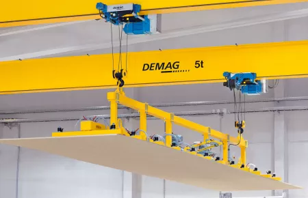 Cranes equipped with 5-tonne DR-Pro rope hoists