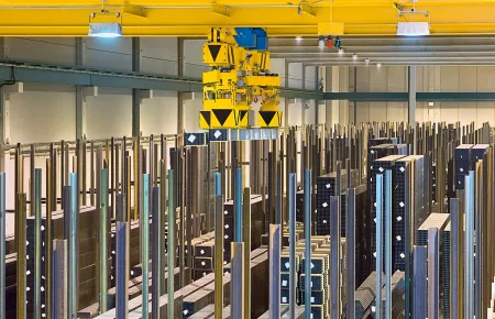 Instalaciones de grúas completamente automatizadas con el sistema de administración del almacén Demag en un almacén de perfiles de acero
