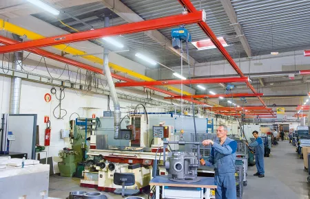 Crane runway with 8 single-girder suspension cranes to support workers serving machine tools