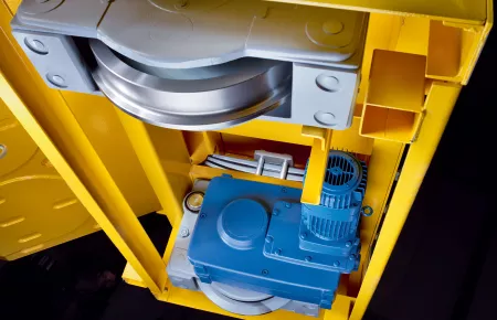 Compact travel units with high load capacity: installed in a trolley for aluminium chargiing buckets
