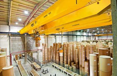 Siete instalaciones de grúas completamente automatizadas con elevador de ventosas en un almacén expedidor de bobinas de papel
