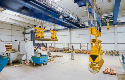 Prozesskrane mit zwei 8-t-Hubwerken und Magnettechnik in einem Stahl-Service-Center zur Anarbeitung von massivem Stabstahl