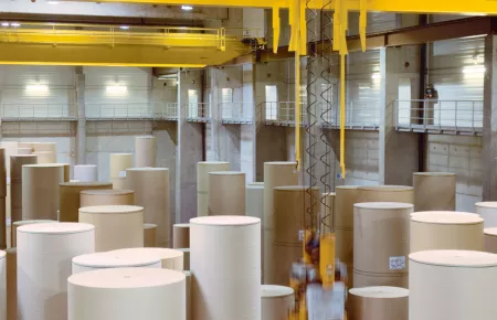 Precise positioning of paper rolls in stacks up to 17 m high thanks to frequency-fed drives in 3 axes