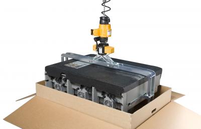 Maßgeschneiderte Lösung: Manulift DCM-Pro mit Parallelgreifer für die Verpackung von Umrichtermodulen