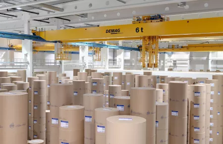 Up to four rolls in one go: fully automated storage of paper rolls with a mechanical gripper system.