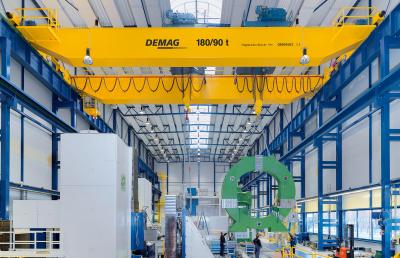 Maximum precision thanks to Dedrive Pro frequency 880 inverters: large components being turned by cranes