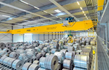   Fully automated process cranes fitted with magnet systems facilitate the cost-effective storage of steel coils
