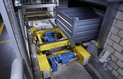 Storage system with transverse conveyor: drive solution with central drive unit and DRS wheel blocks