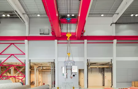 Load handling on two operating levels: Demag process crane in the stock preparation bay
