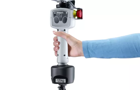 Ergonomická rukojeť D-Grip Servo s integrovanými senzory, určená k ovládání 4 režimů mani-pulace s břemenem