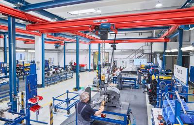 Materiais e recursos são disponibilizados cadenciadamente na linha de produção.