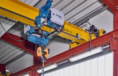 The smart Demag SafeControl system monitors the crane data and supports the crane operator.