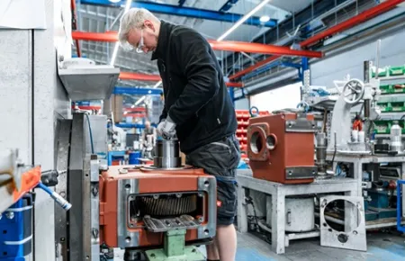 Demag Mitarbeiter in der Antriebstechnik-Fertigung bei der Montage eines Getriebemotors.