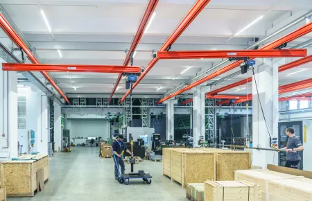 Entire shipping hall spanned by Demag KBK light crane system.
