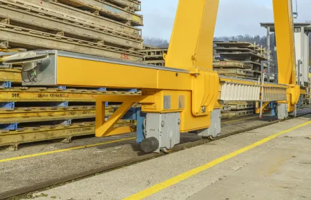 The gantry crane is precisely moved with eight Demag travel units, consisting of DRS wheel blocks 500 and geared motors