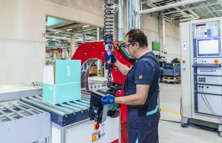 Posicionamiento preciso con el polipasto de cadena Demag DCBS con equilibrador.