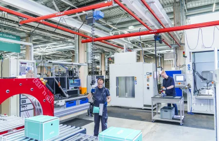 Die Smart Factory von Wilo nutzt Handhabungstechnik mit System – aus dem Demag KBK Kranbaukasten.