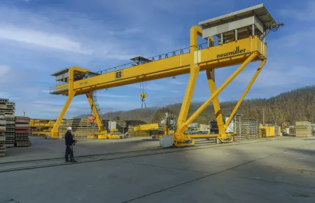 Der Portalkran mit Demag Komponenten in Zahlen: Spurweite 26 m, beidseitige Auskra-gung rund 8 m, Zwei DH-Hubwerke mit je 20 t Tragfähigkeit, Hubhöhe 10 m. 