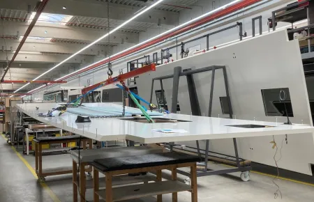 The Demag KBK system can be used flexibly along half the assembly line at MORELO.