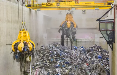 Dos grúas de proceso en dos niveles en una instalación de reciclaje de residuos