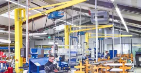 Pillar and wall-mounted slewing jibs